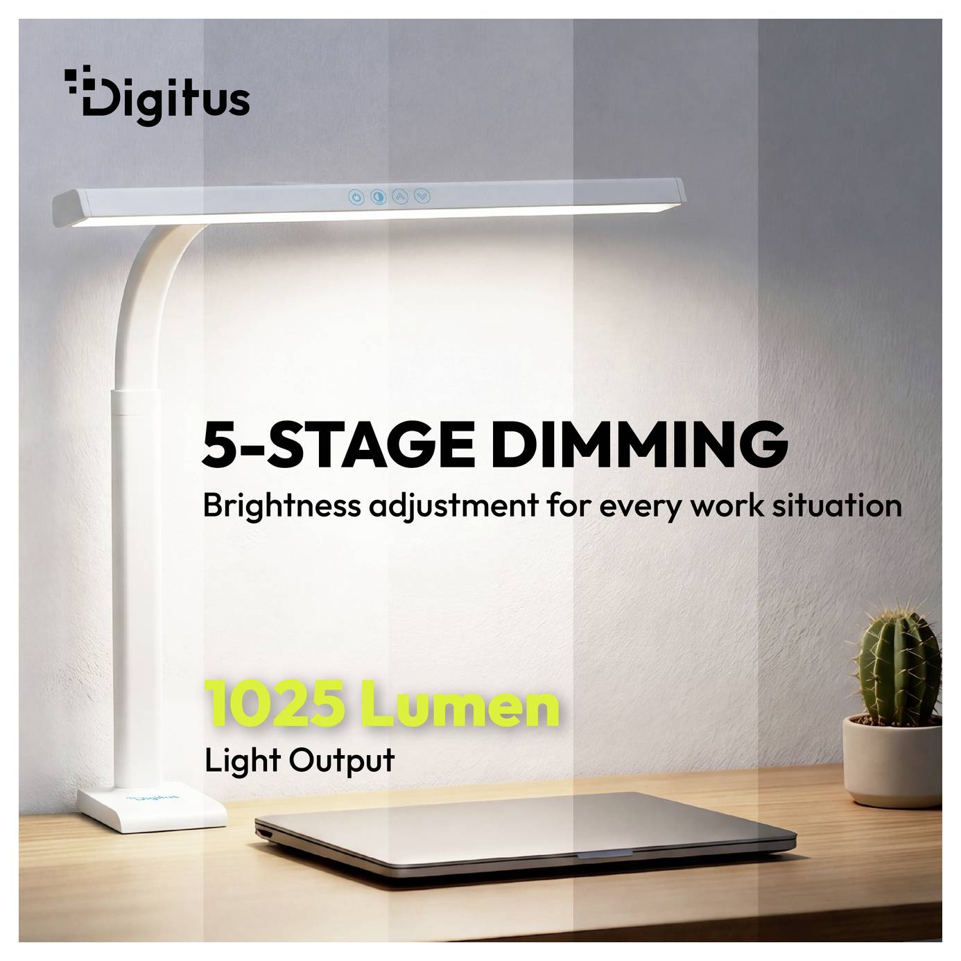 Digitus Schreibtischleuchte mit „5-STUFIGES DIMMEN" und „1025 Lumen" Text, abgebildet beim Beleuchten eines Schreibtisches neben einem Laptop und Kaktus.