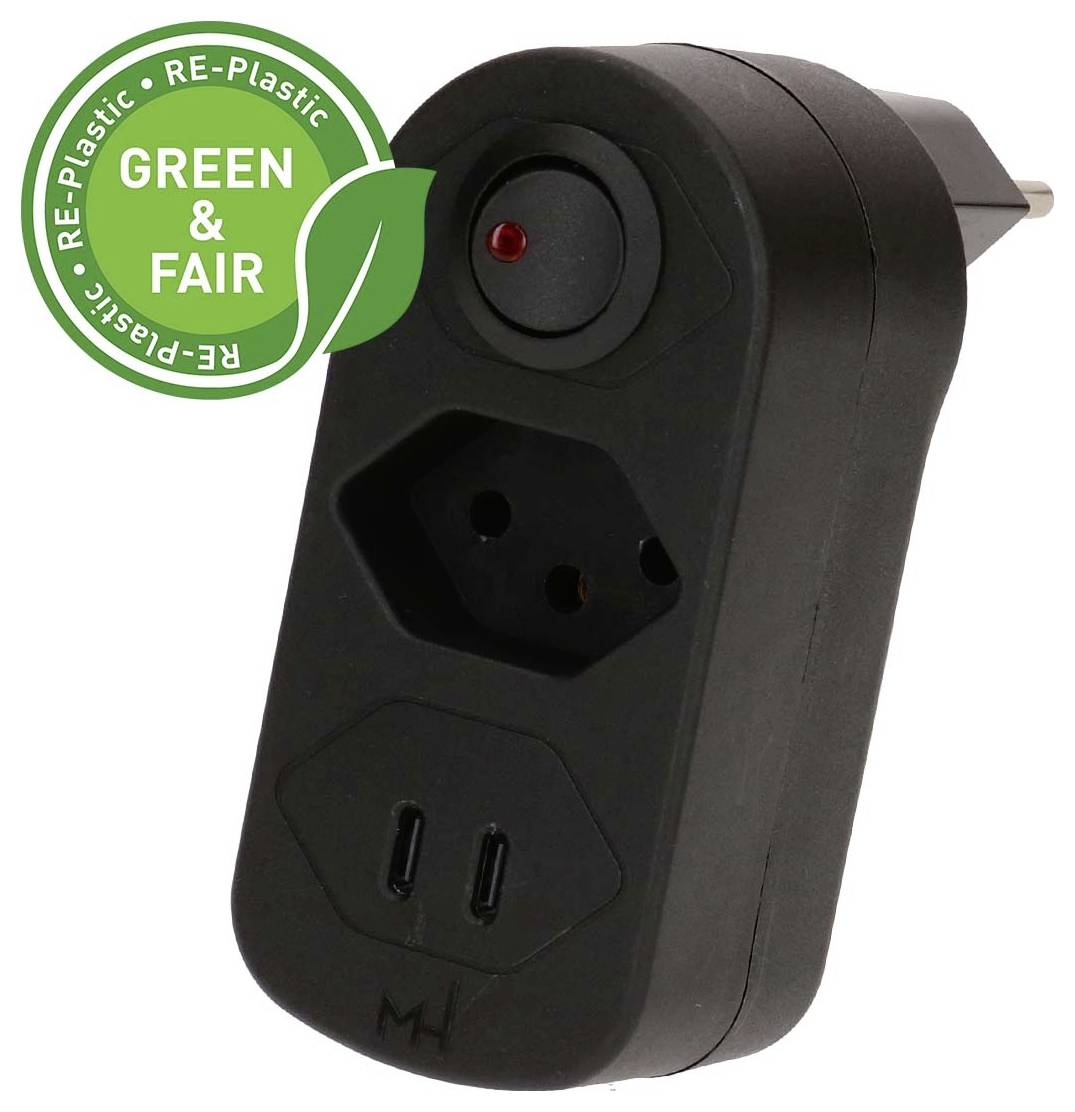 Schwarzer Stecker-Netzadapter mit roter Kontrollleuchte, mit USB- und universellen Steckdosensockeln, beschriftet mit „GREEN & FAIR" und „RE-Plastic"-Abzeichen.
