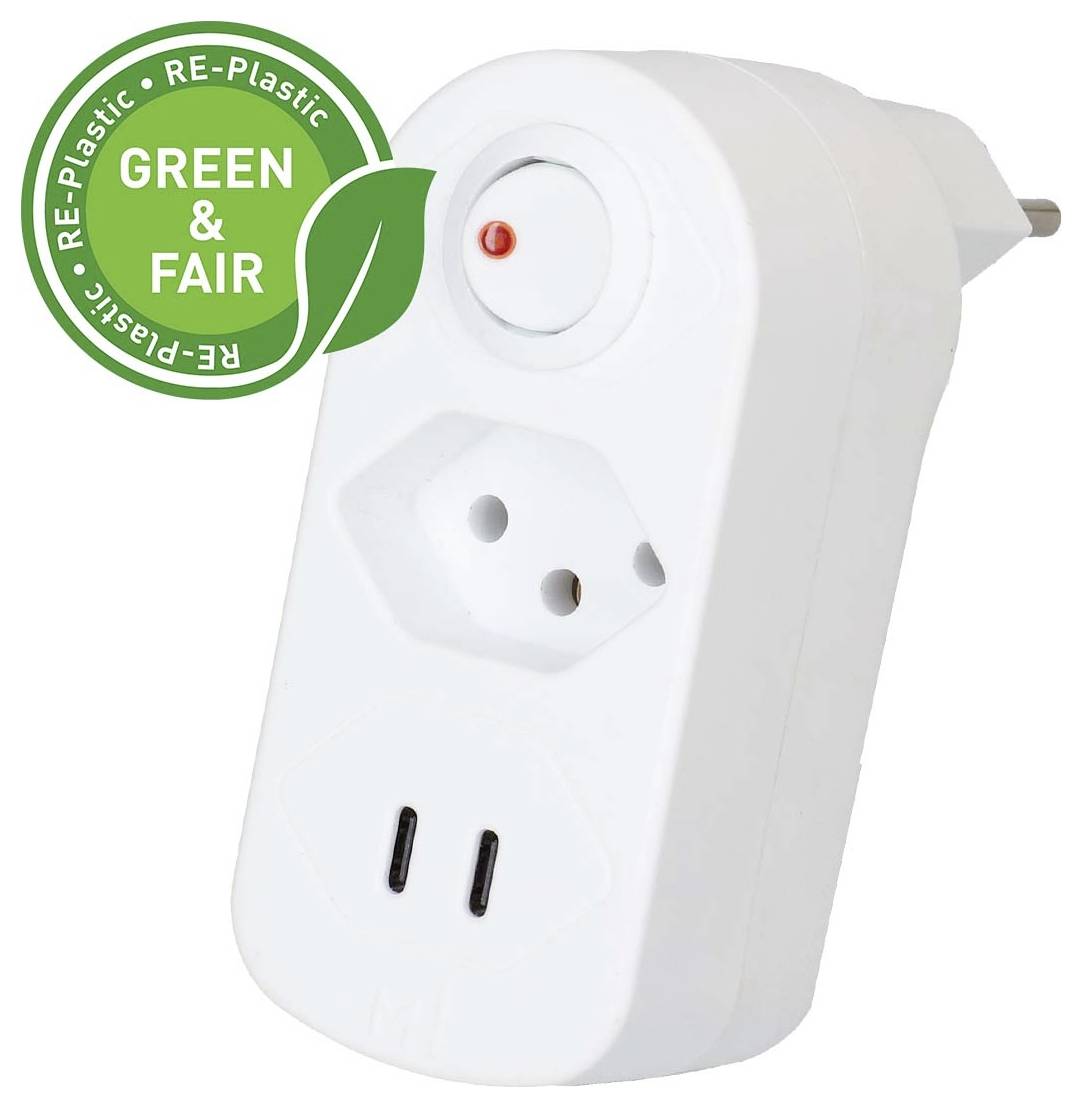 Weißer Stecker-Adapter mit drei Steckdosen und roten Kontrollleuchte, beschriftet mit „GREEN & FAIR" und „Re-Plastic", um die Konstruktion aus recyceltem Kunststoff zu zeigen.