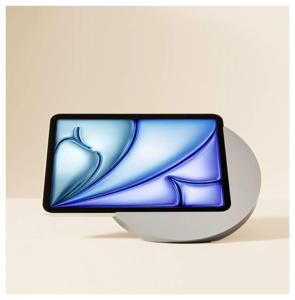 Tablet, das auf einem weißen Ständer mit blauem abstraktem Hintergrundbild auf beigem Hintergrund angezeigt wird.