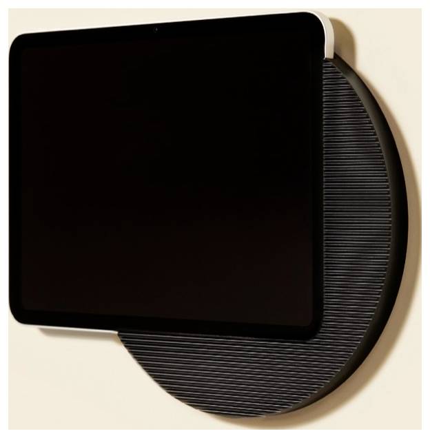 An der Wand montierter schwarzer quadratischer Bildschirm, der eine gerippte kreisförmige schwarze Basis auf einer hellbeigen Wand überlagert.