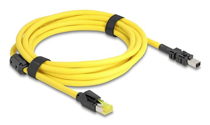 Gelbes Ethernet-Kabel mit schwarzen Steckern und einem RJ45-Stecker, aufgerollt auf weißem Hintergrund.