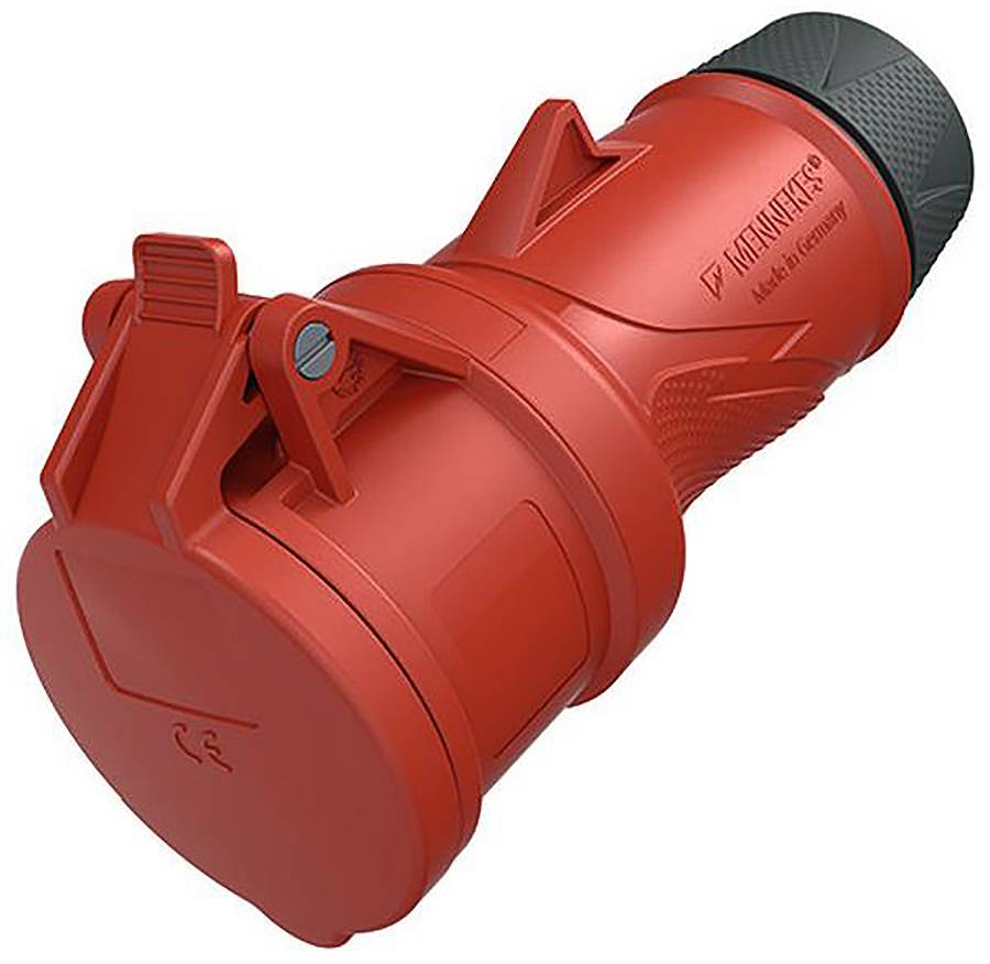 Roter industrieller Elektrostecker mit Kappe und Verriegelungsverriegelung, angewinkelt auf weißem Hintergrund.