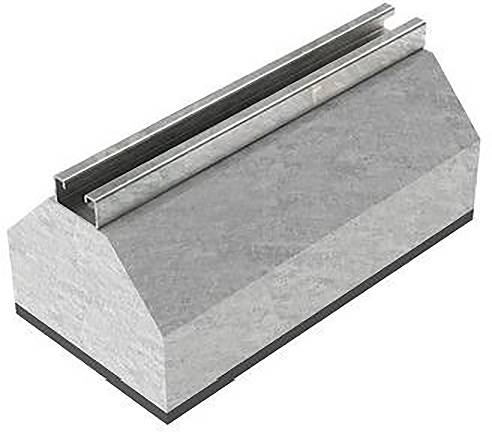 Grauer Metall-Schraubstock oder Spannblock in Keilform mit einer V-förmigen Schiene oben, isoliert auf weißem Hintergrund dargestellt.