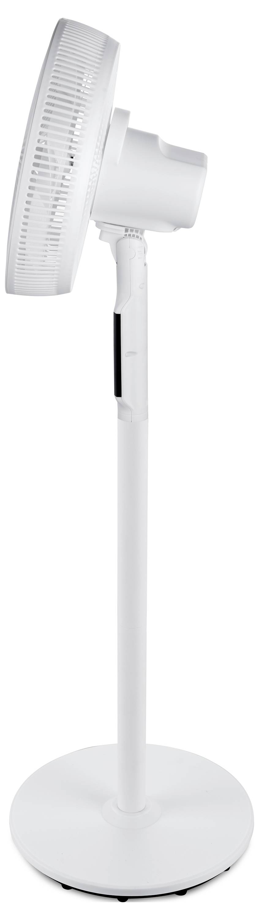 Weißer Standventilator mit rundem Sockel und verstellbarem Kopf, in Seitenansicht auf einfachem Hintergrund dargestellt.