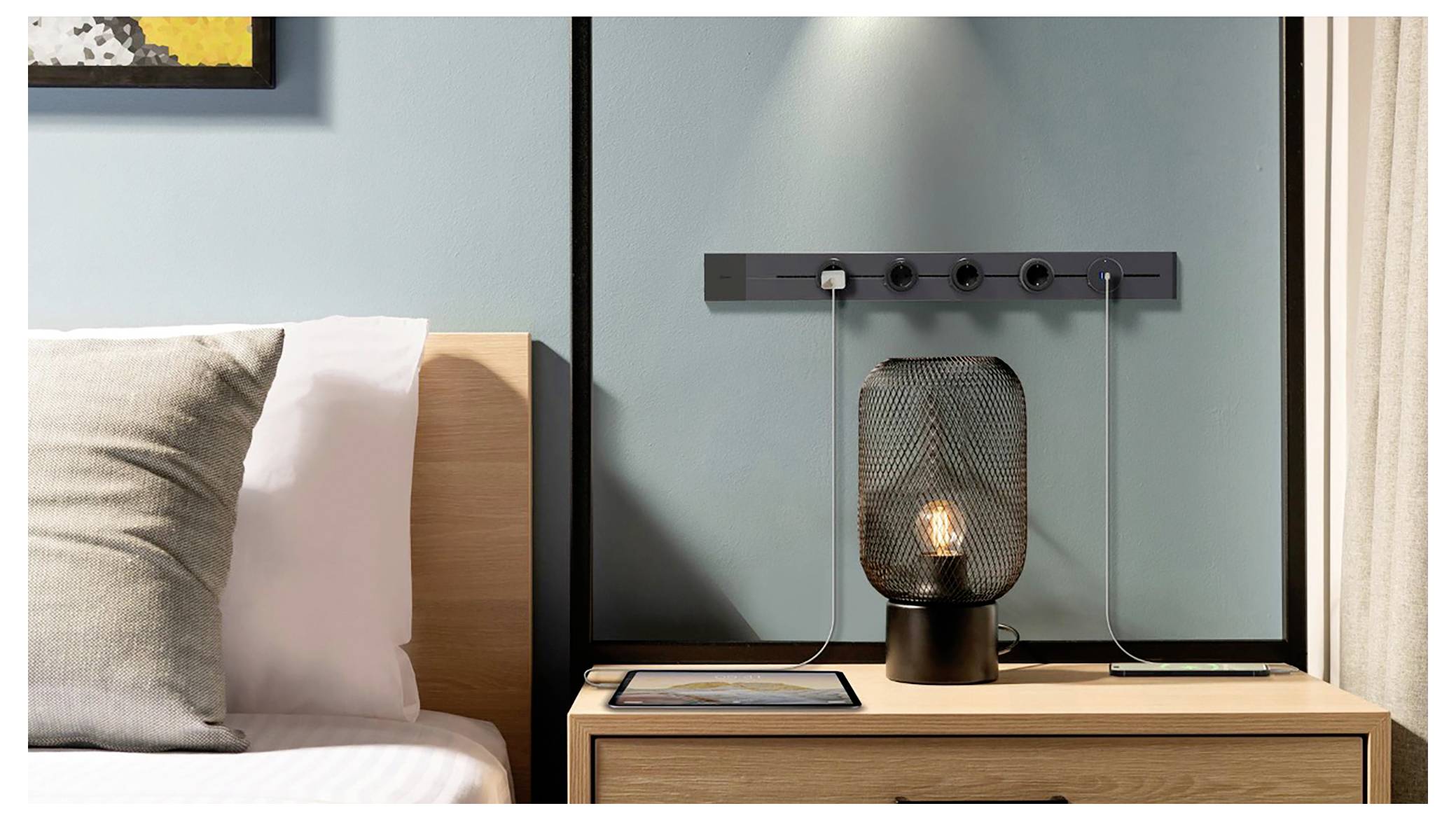 Modernes Schlafzimmer mit Bett, Nachttisch und leuchtender schwarzer Mesh-Lampe, die an einer blauen Wand montiert ist.