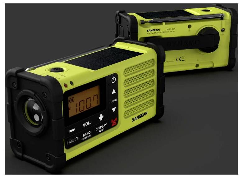 Zwei gelb-schwarze tragbare Sangean-Radios mit Taschenlampen an den Enden, von vorne und hinten auf dunklem Hintergrund gezeigt.