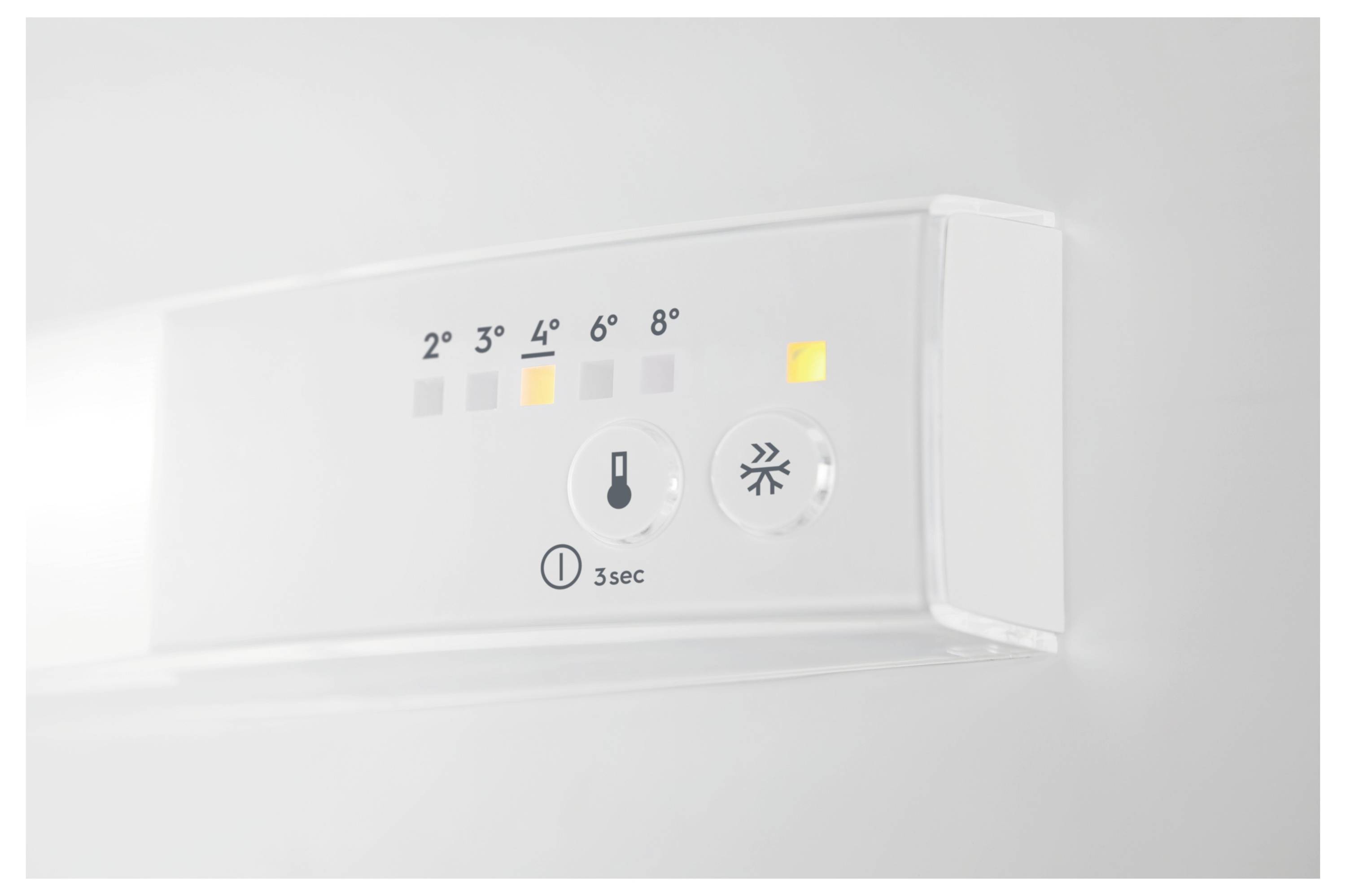 Nahaufnahme eines Kühlschrankbedienfelds, das Temperatureinstellungen von 2°, 3°, 4°, 6° und 8° mit ausgewähltem 4° und einer 3-Sekunden-Funktionstaste zeigt.