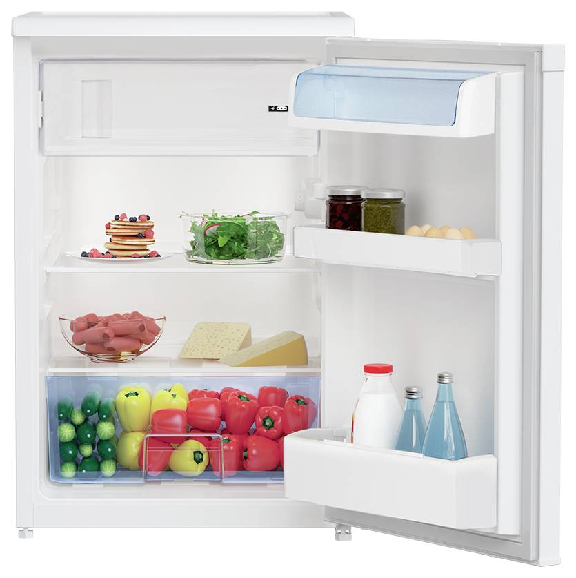 Offener Kühlschrank mit Regalen voller Lebensmittel: Pfannkuchen, Salat, Tomaten, Eier, Käse, Obst und Gemüse, sowie Flaschen und Milch in der Tür.