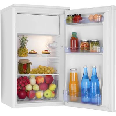 Offener Kühlschrank gefüllt mit Obst, Desserts, Gläsern und abgefüllten Getränken auf den Regalen und in der Tür.