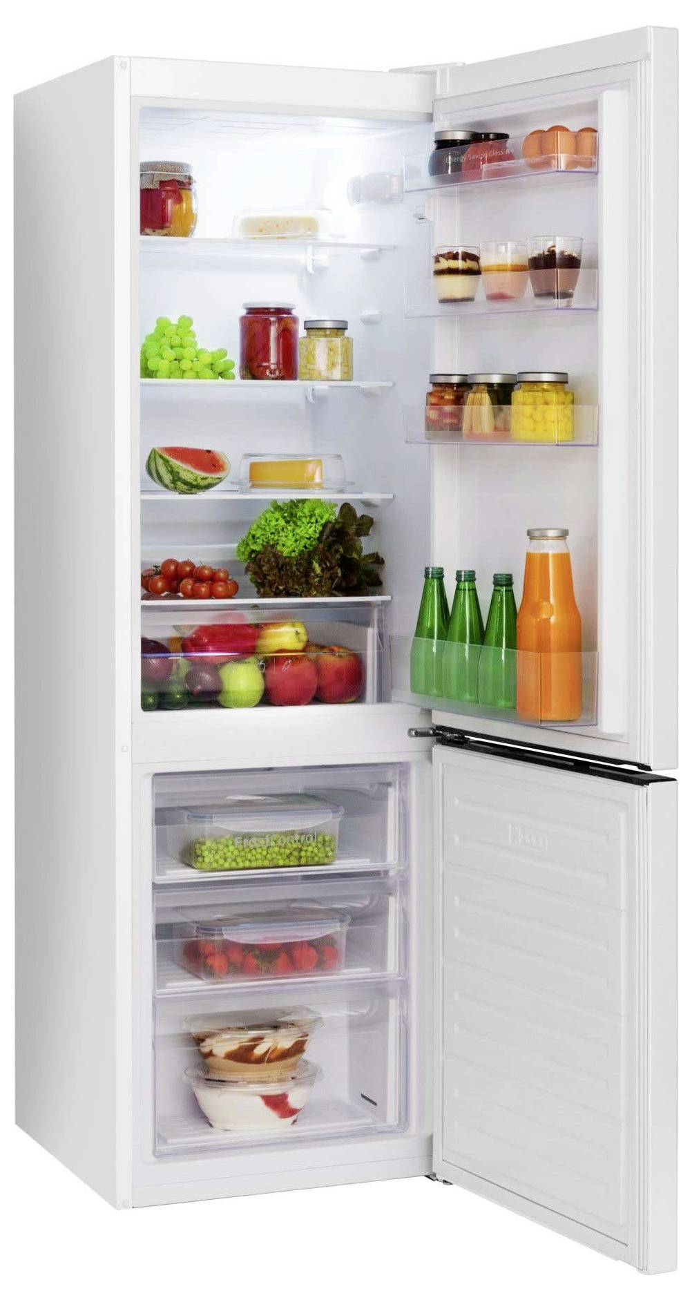 Offener weißer Kühlschrank mit Obst und Gemüse, Gläsern, Desserts, Getränken und Behältern auf den Regalen und in den Gefrierschubladen.