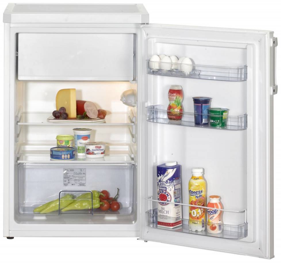 Offener Kühlschrank mit angelehnter Tür, der Eier, Getränke, Milch, Joghurt, Käse, Trauben, Paprika und Tomaten im Inneren zeigt.