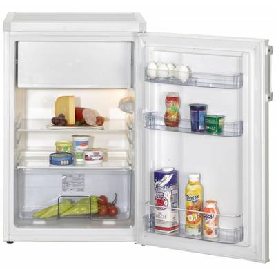 Offener Kühlschrank mit angelehnter Tür, der Eier, Getränke, Milch, Joghurt, Käse, Trauben, Paprika und Tomaten im Inneren zeigt.