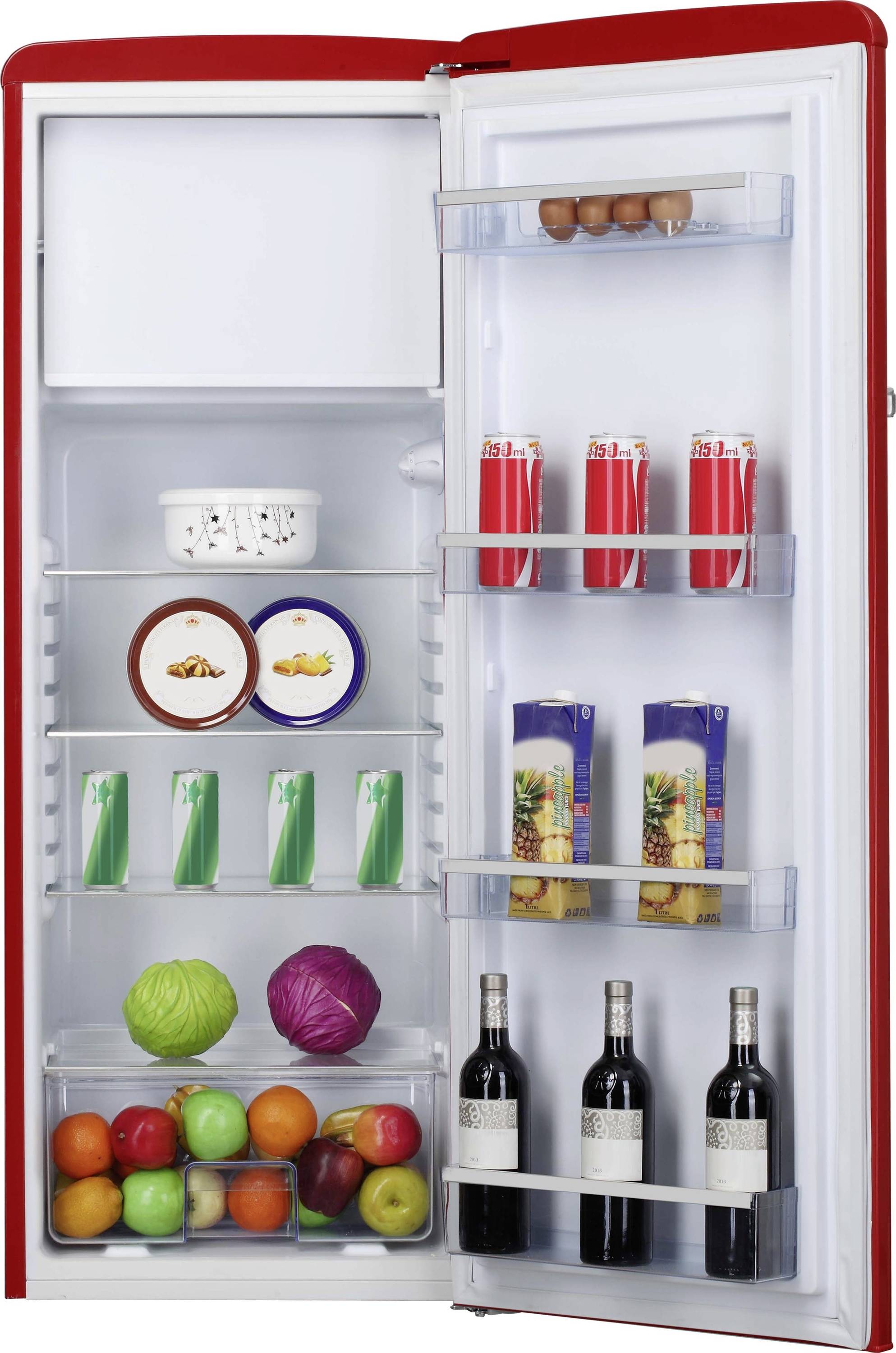 Offener Kühlschrank mit leerem oberen Regal, Eiern, Getränken, Obst und Gemüse, die in der Tür und auf den Regalen gelagert sind, sowie Weinflaschen in der Tür und auf den Regalen.