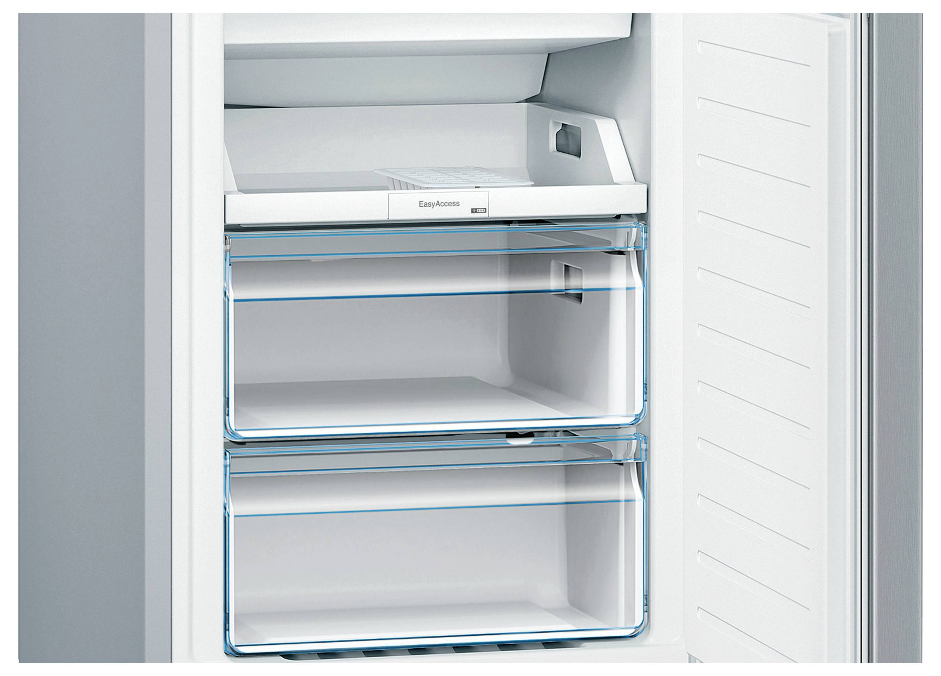 Gefrierfachlade mit leeren transparenten Behältern in einem Kühlschrank öffnen.