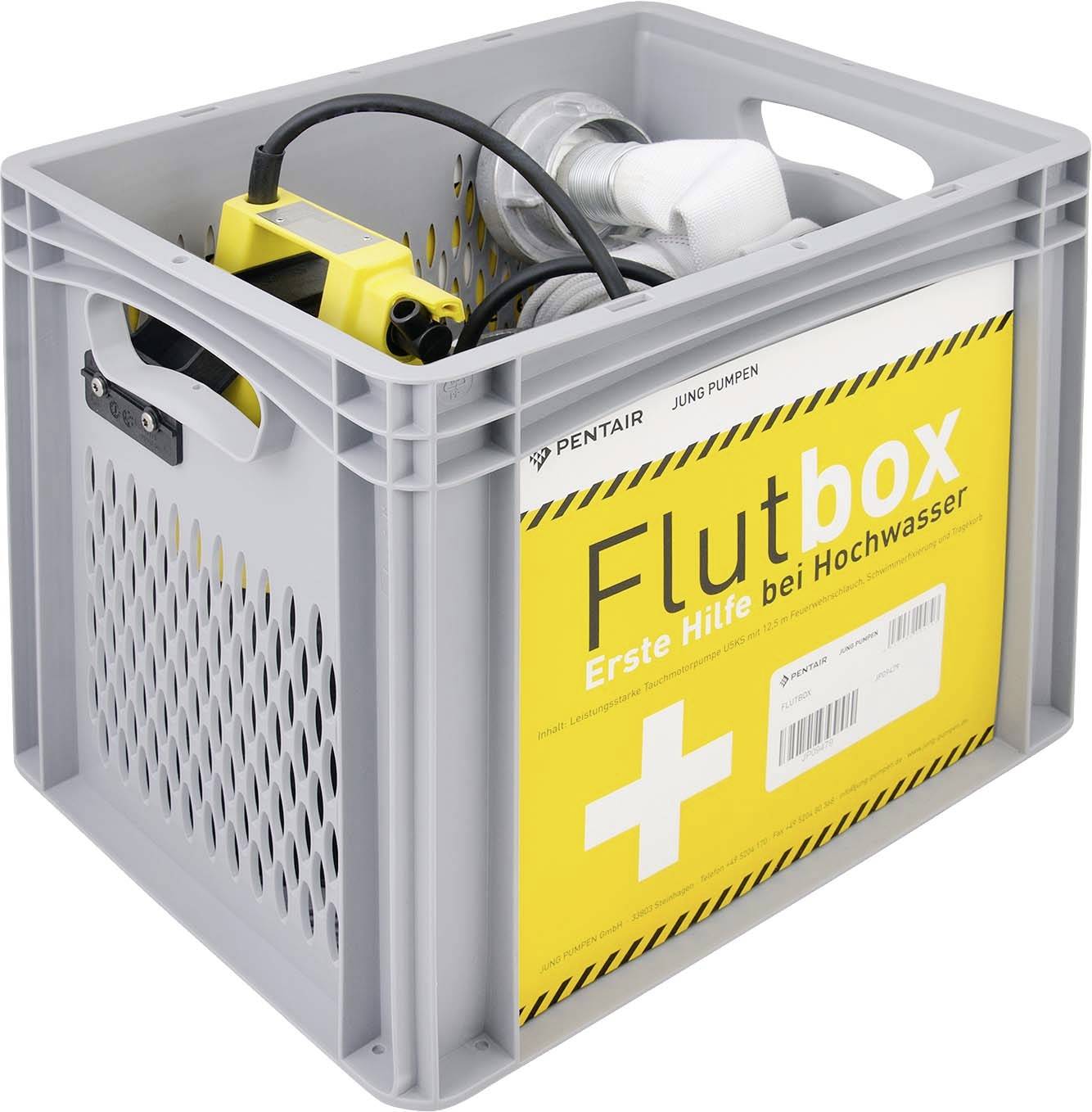 Graue Kiste mit Hochwassernotfallausrüstung mit der Beschriftung „Flutbox" und „Erste Hilfe bei Hochwasser" mit Pumpe, Schlauch und Ausrüstung im Inneren.