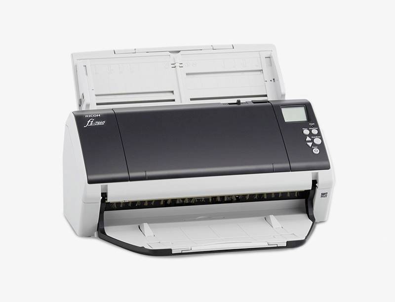 Ein Ricoh fi-6800 Dokumentenscanner mit offener Zuführung und ausgefahrenem Ausgabefach auf weißem Hintergrund.