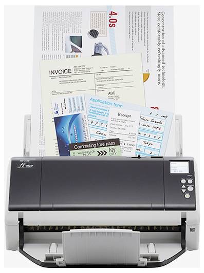 Büroscanner mit Dokumenten, die hindurchgeführt werden, zeigt eine Rechnung, ein Antragsformular, eine Quittung und einen Vermerk zu 40er Scan-Geschwindigkeit über dem Zuführer.