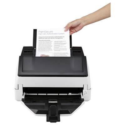 Eine Hand führt ein Dokument in einen Desktop-Scanner oder eine Dokumenteneinzugvorrichtung ein, gezeigt vor einem weißen Hintergrund.