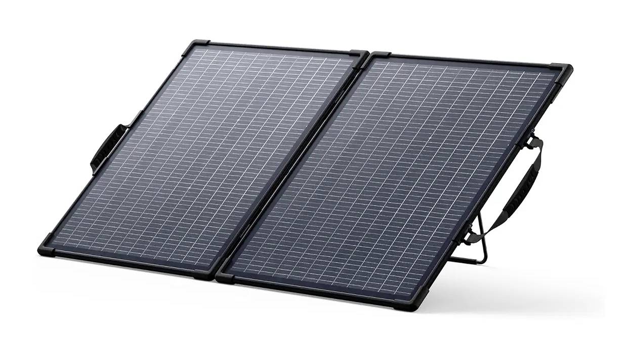 Ein tragbares, faltbares Solarpanel mit zwei dunklen Photovoltaik-Paneelen und einem seitlichen Tragegurt, dargestellt vor einem einfachen weißen Hintergrund.