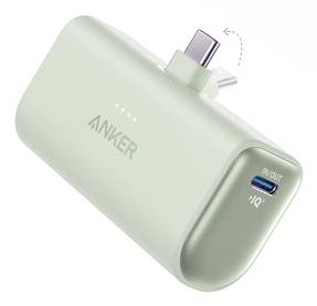 Minzgrüne Anker-Powerbank mit ausklappbarem USB-C-Stecker und einem USB-C-Eingangsport mit der Bezeichnung 1.0 auf der Seite.