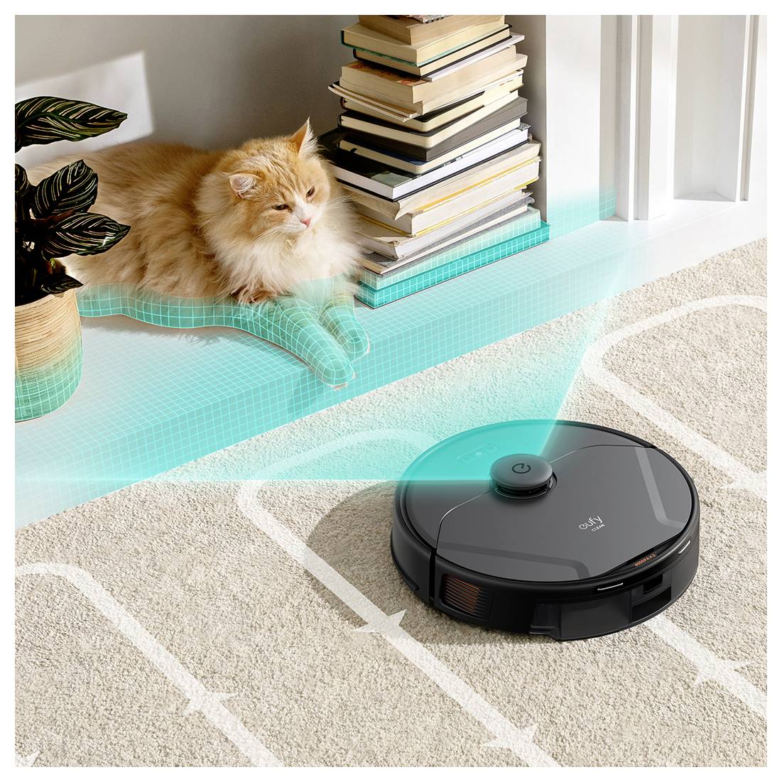 Ein Staubsaugerroboter reinigt einen beigefarbenen Teppich, während er eine faulenzende orange Katze in der Nähe von gestapelten Büchern und einer Pflanze neben einer Türöffnung vermeidet.