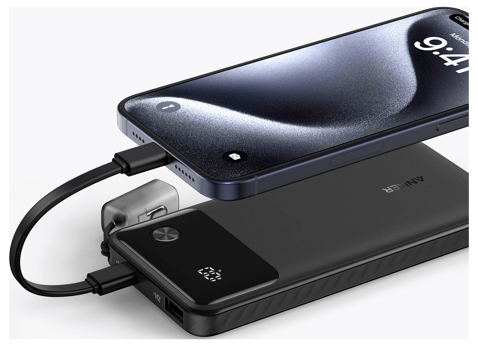 Zwei Smartphones, die über Kabel mit einer tragbaren Powerbank verbunden sind und zeigen, dass ein Telefon das andere über das Batteriepack lädt.