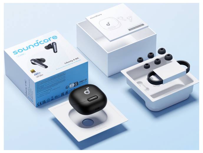 Soundcore Liberty 4 NC kabellose Ohrhörer und Ladeetui mit Verpackung und Ohrenpassstücken auf hellblauem Hintergrund.