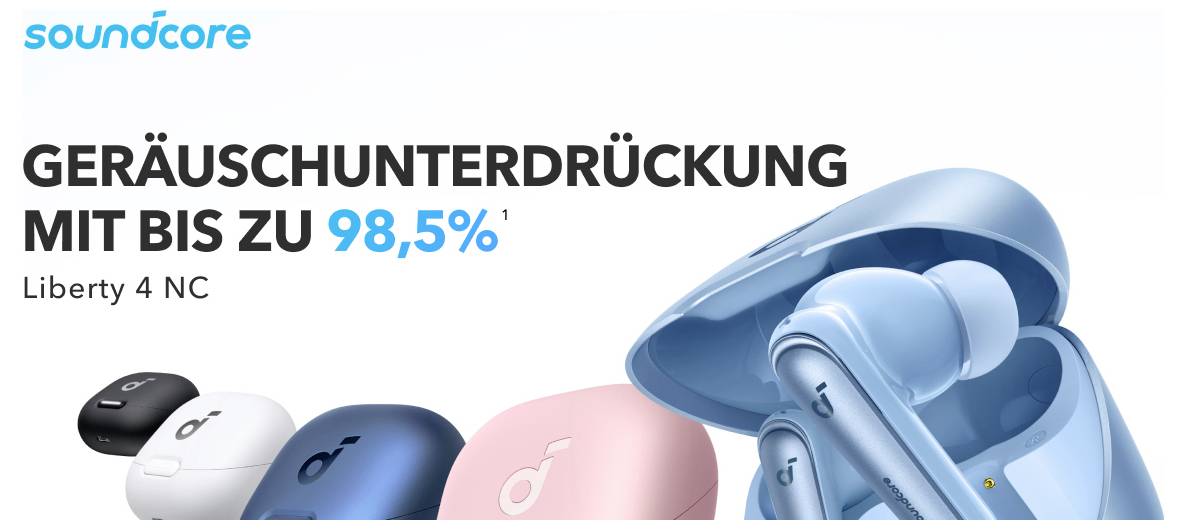 Soundcore Anzeige für Liberty 4 NC Ohrhörer, zeigt "GERÄUSCHUNTERDRÜCKUNG MIT BIS ZU 98,5%" mit mehreren Farboptionen und einer offenen blauen Ohrhörer-Schutzhülle.