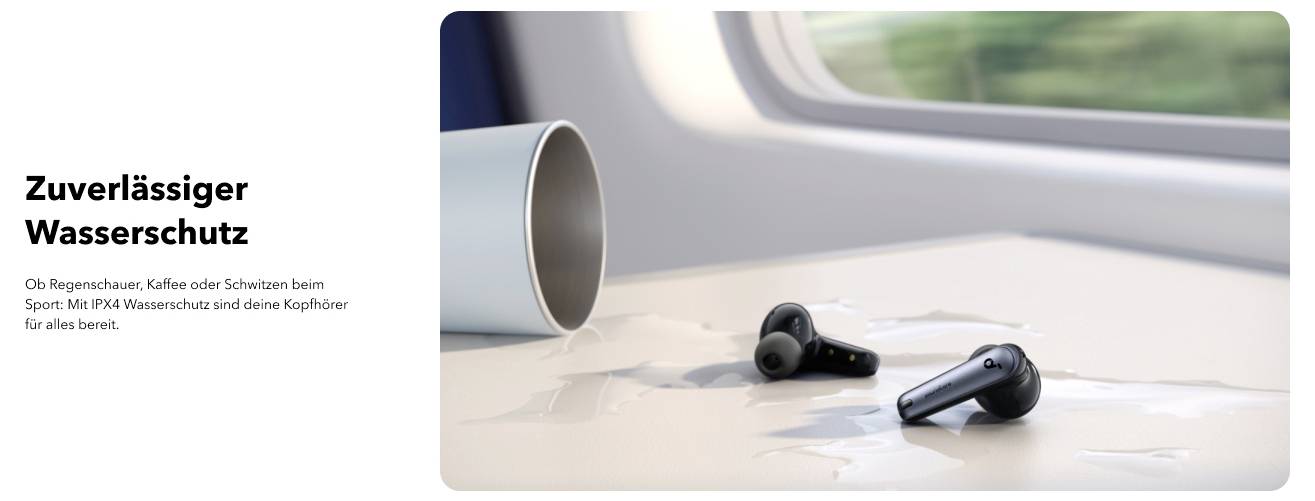 Anzeige für zuverlässigen Wasserschutz, die kabellose Ohrhörer und einen Becher auf einer mit verschüttetem Wasser bedeckten Oberfläche neben einem Fensterplatz in einem Zug oder Flugzeug zeigt.