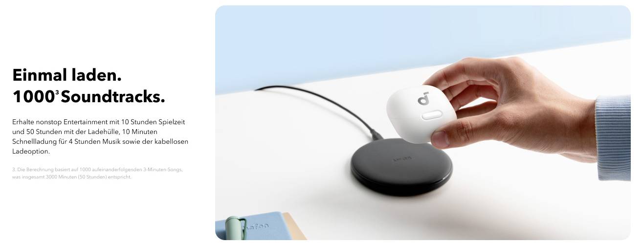 Anzeige mit dem Text „Einmal laden. 1000 Soundtracks." zeigt eine Hand, die ein weißes kabelloses Earbud-Etui auf ein Ladepad legt.