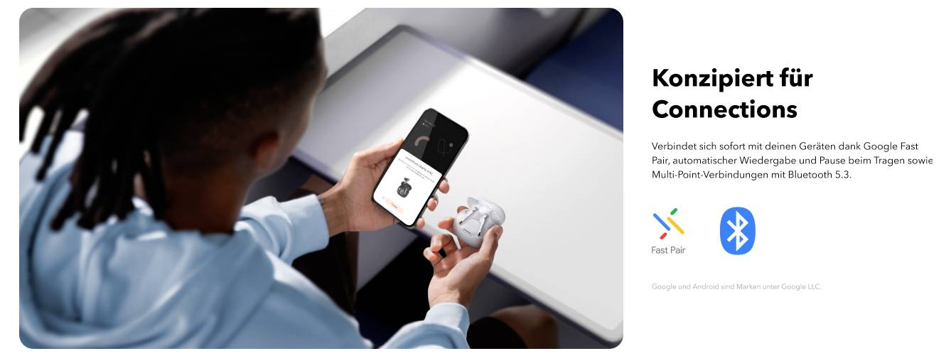 Werbebild zeigt eine Person, die ein Smartphone mit Ohrstöpseln verwendet; der Text lautet „Konzipiert für Connections" und bewirbt Google Fast Pair und Bluetooth 5.3 für einfaches Multi-Geräte-Pairing.