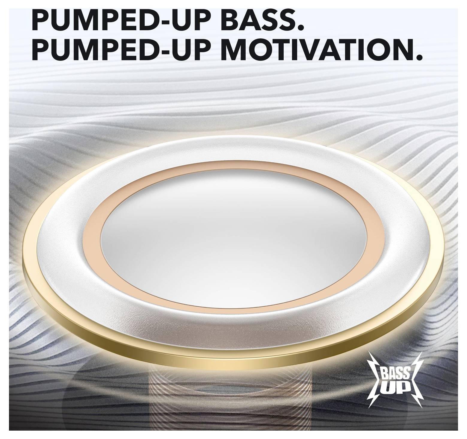 Werbegrafik eines Lautsprechers mit einem großen metallischen Ring und dem Text „PUMPED-UP BASS. PUMPED-UP MOTIVATION." sowie einem „BASS UP"-Logo.