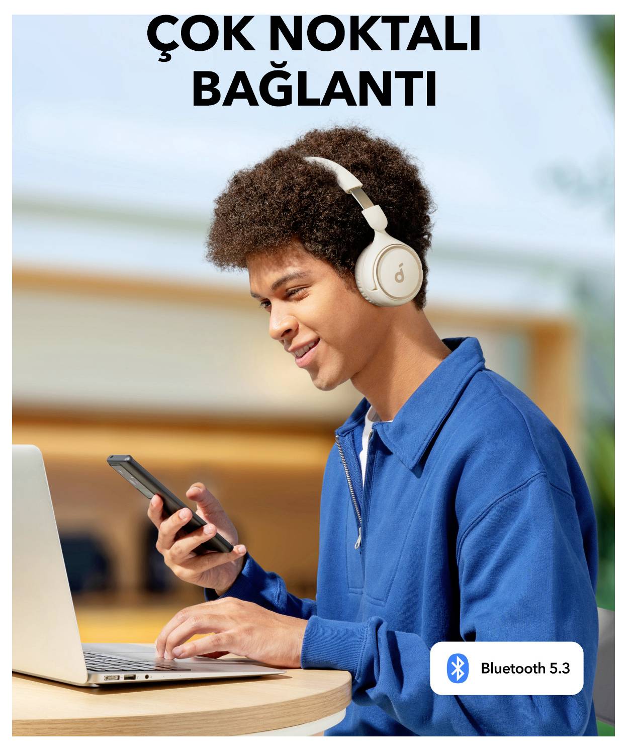 Junger Mann, der ein Smartphone und einen Laptop mit Kopfhörern benutzt; türkischer Text sagt "ÇOK NOKTALI BAĞLANTI" und ein Abzeichen lautet "Bluetooth 5.3".