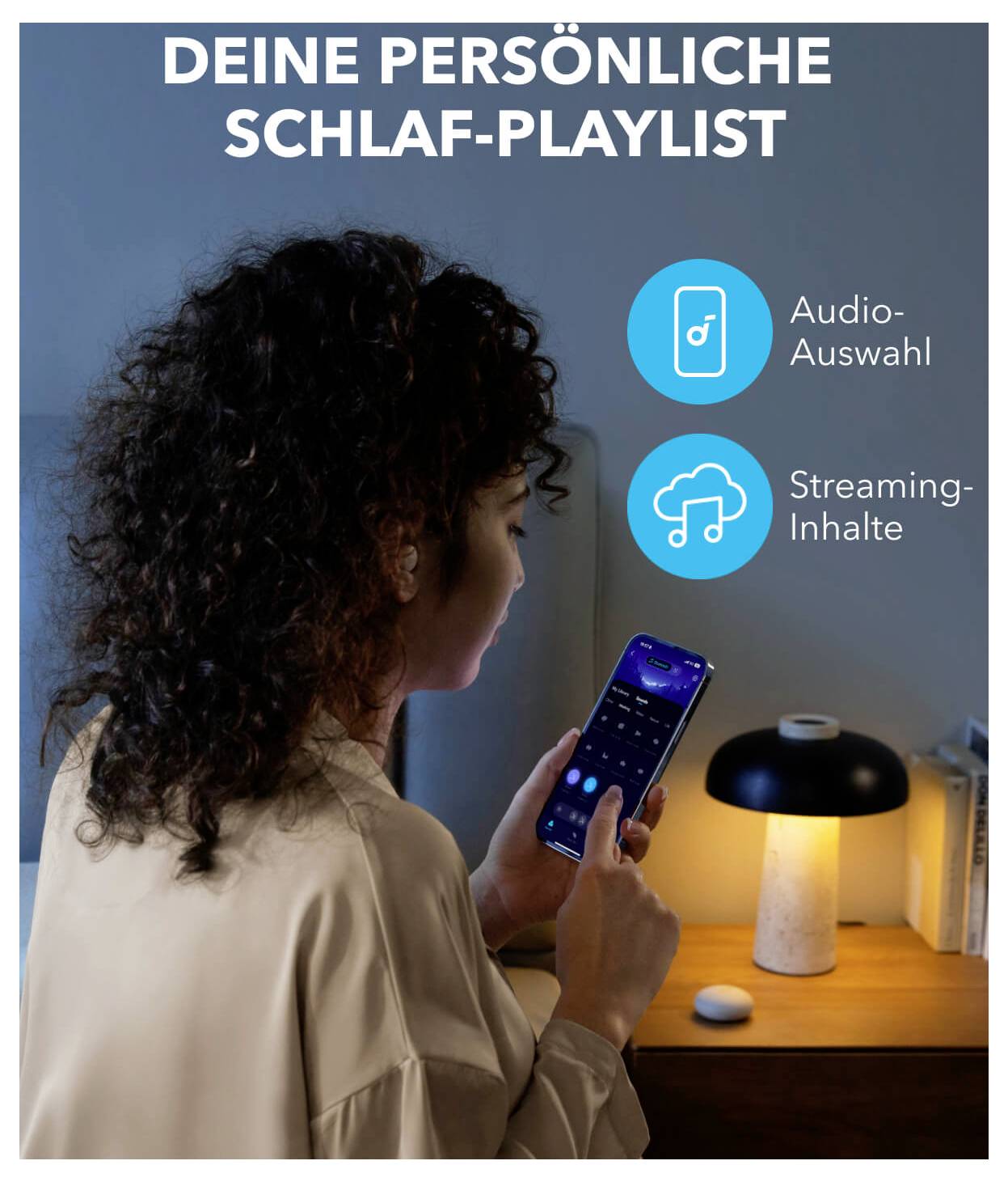 Frau im Bett, die ein Smartphone für eine persönliche Schlaf-Playlist verwendet; deutscher Text sagt „DEINE PERSÖNLICHE SCHLAF-PLAYLIST" mit Audio-Auswahl- und Streaming-Content-Symbolen.