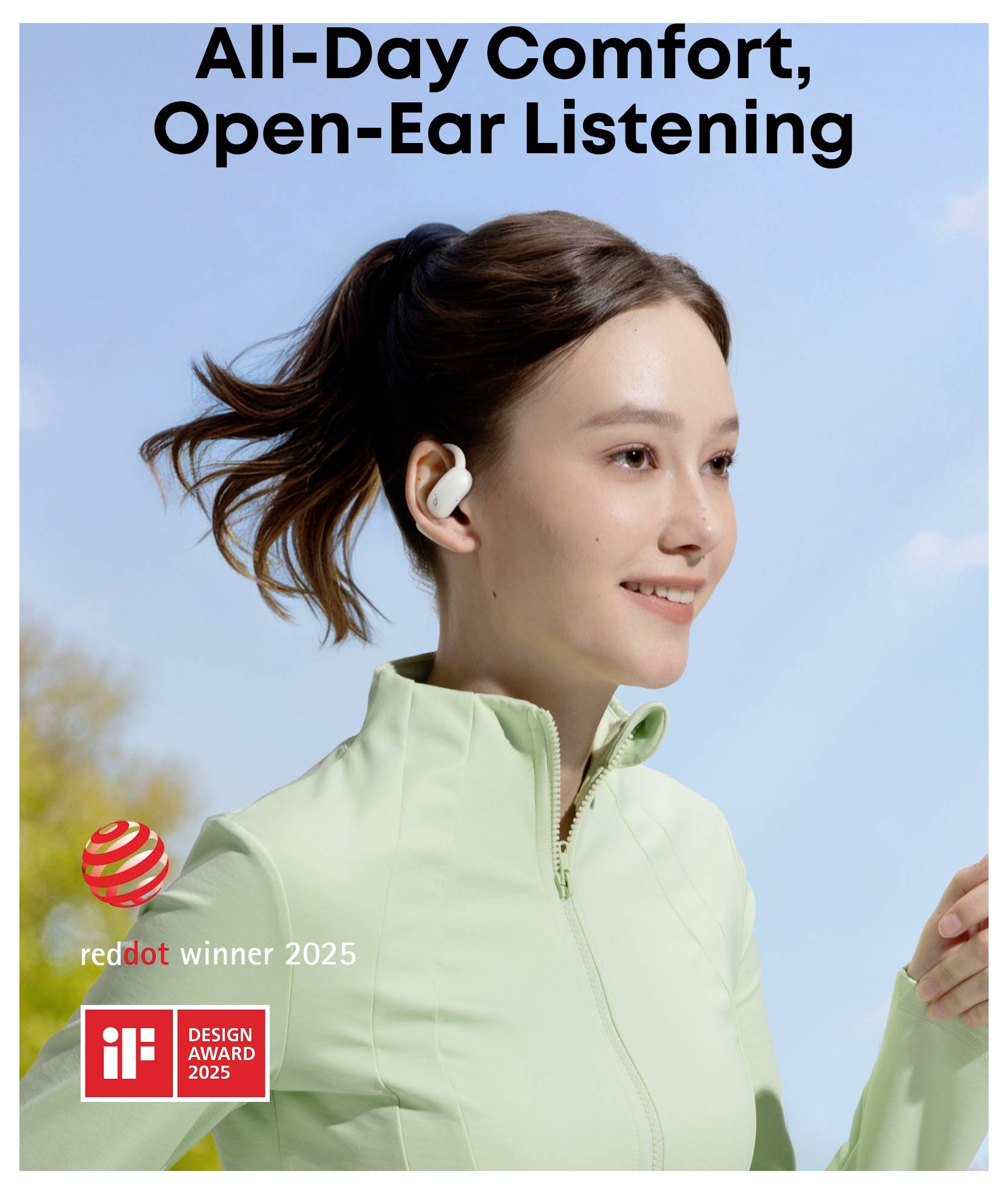 Lächelnde Frau, die Open-Ear-Kopfhörer und eine hellgrüne Jacke trägt, mit dem Text „All-Day Comfort, Open-Ear Listening" und einem „reddot winner 2025"-Auszeichnungsabzeichen.