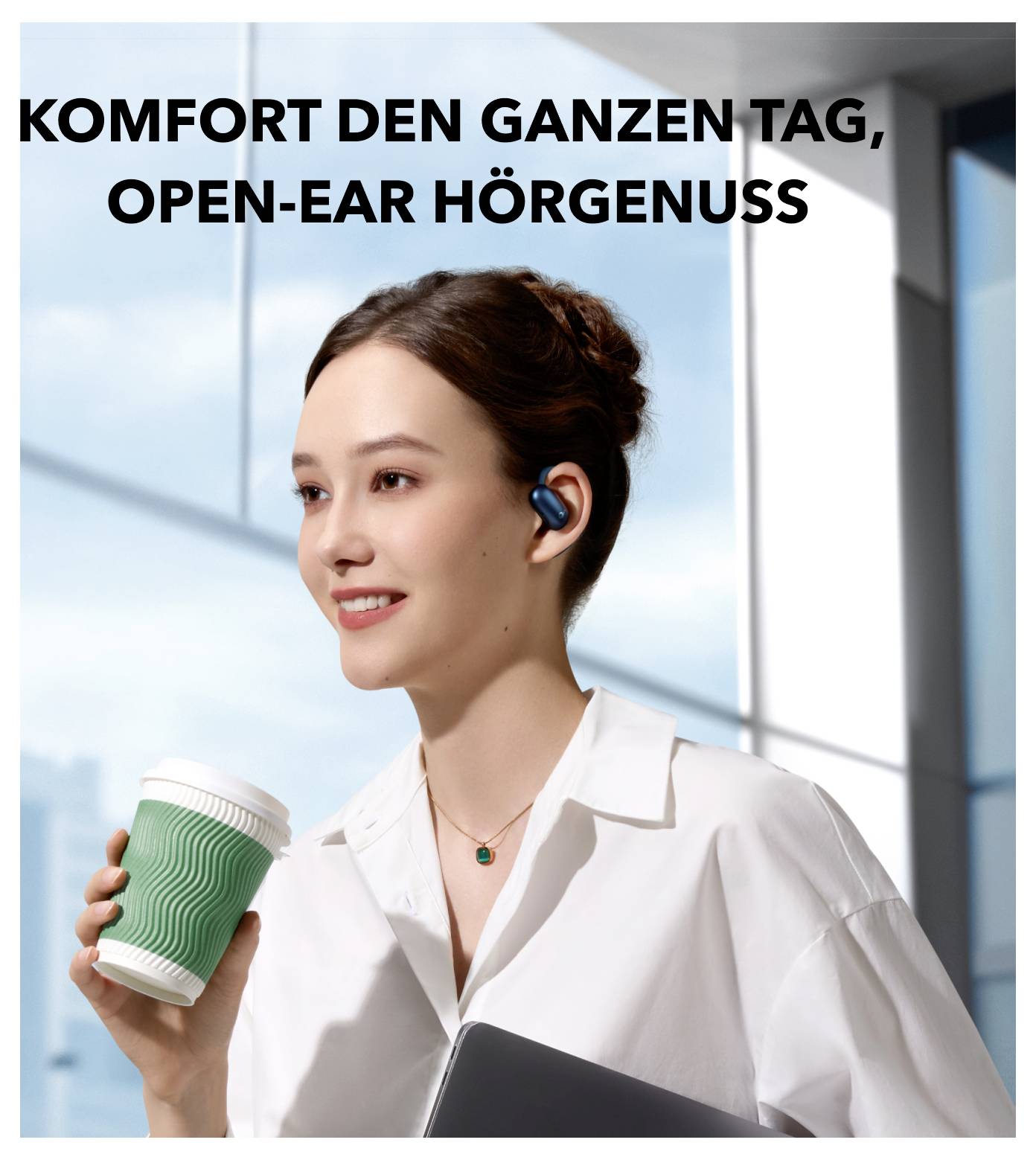Frau trägt Open-Ear-Ohrhörer und hält eine Kaffeetasse; deutscher Text lautet „KOMFORT DEN GANZEN TAG, OPEN-EAR HÖRGENUSS".