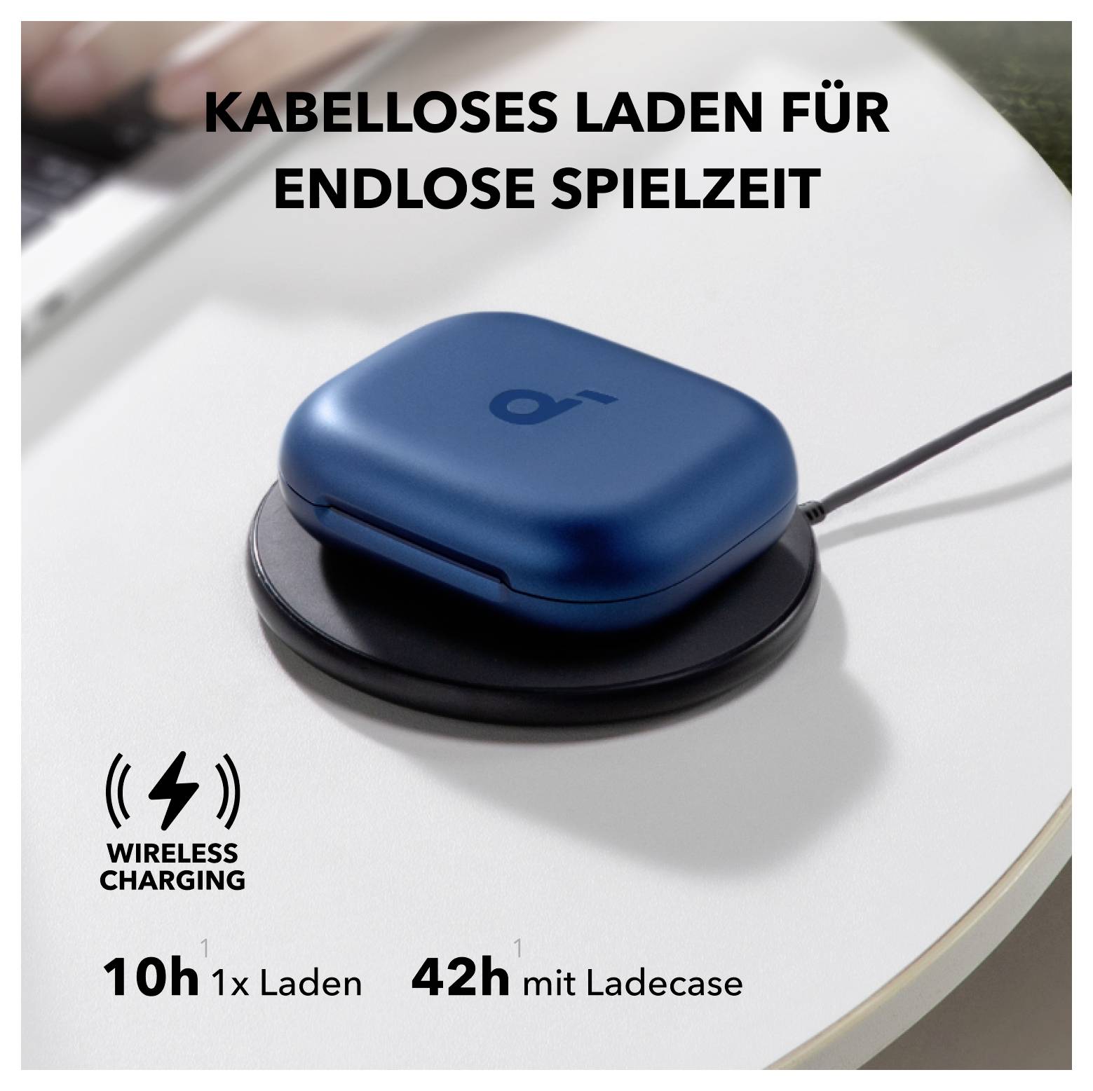 Blaue kabellose Ohrhörer-Ladeschale auf einer Ladeunterlage mit deutschem Text „KABELLOSES LADEN FÜR ENDLOSE SPIELZEIT", zeigt 10 Stunden Akku und 42 Stunden mit Ladeschale.