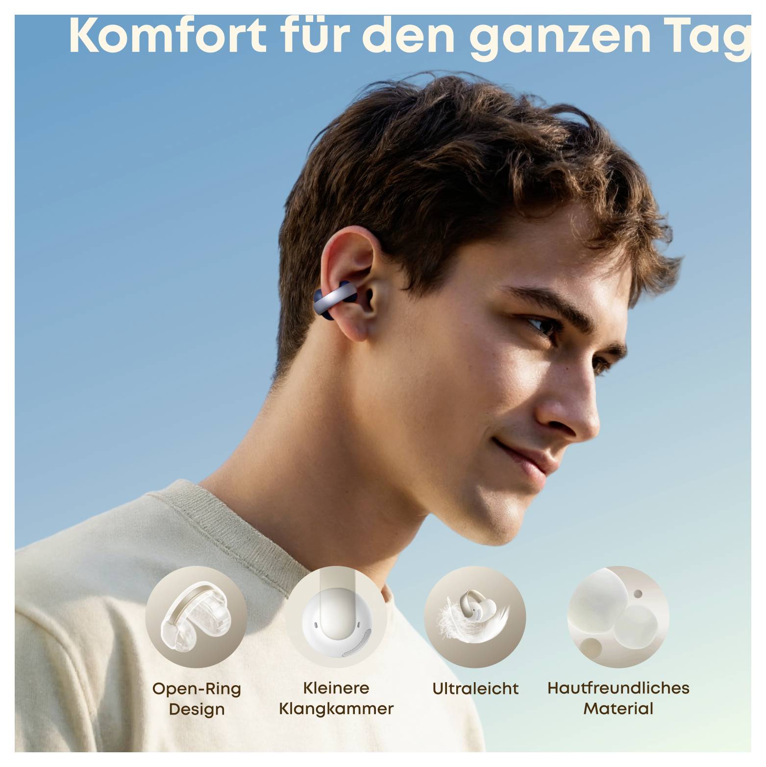 Junger Mann mit kabellosen Ohrhörern, mit deutschem Text „Komfort für den ganzen Tag" und Funktionssymbolen: offenes Ringdesign, kleinere Schalldose, ultraleicht, hautfreundliches Material.