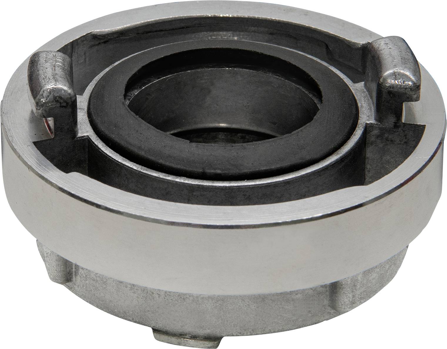 Nahaufnahme einer Metallfeuer-Schlauchkupplung oder eines Adapters mit einer schwarzen Gummidichtung und Verschlussnocken.