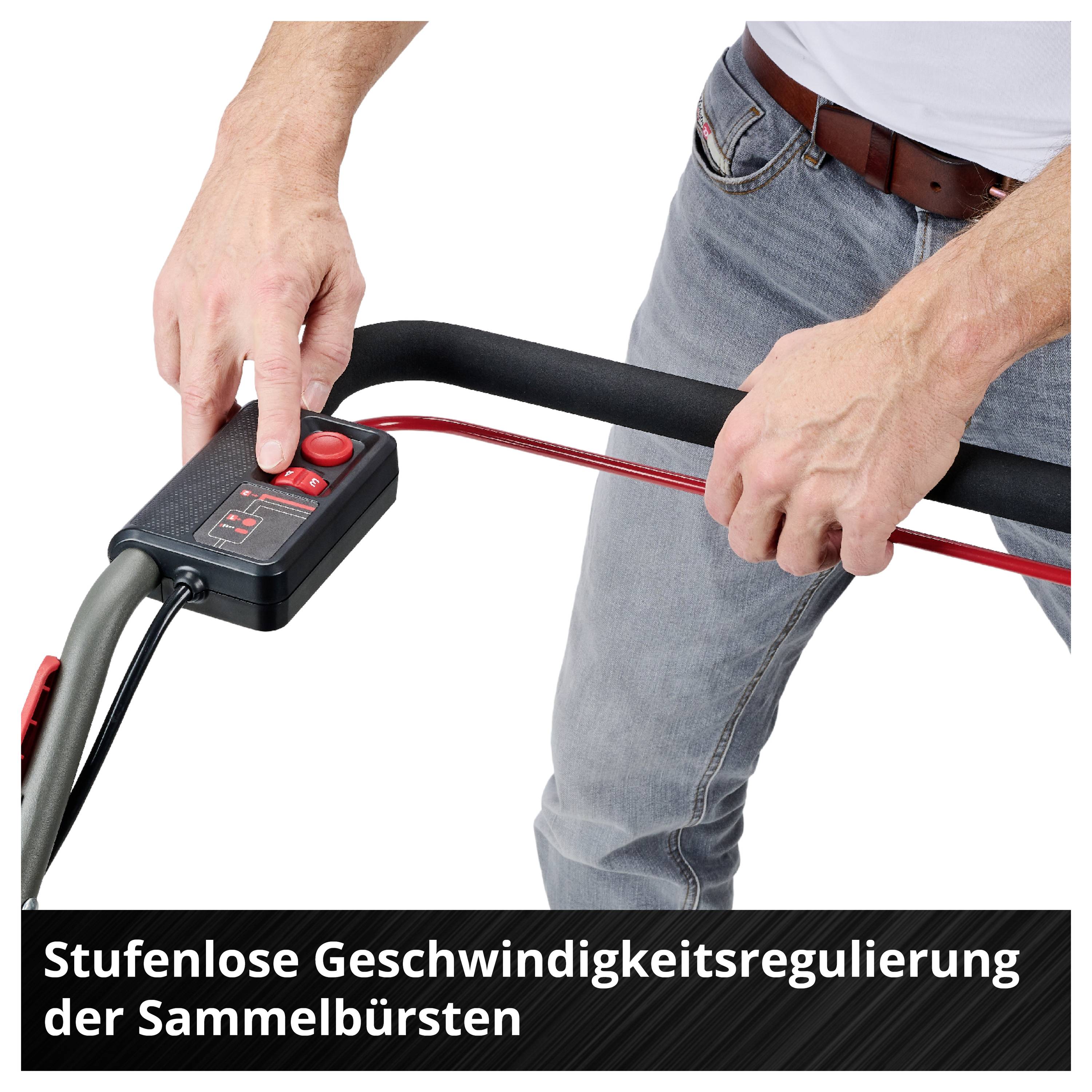 Person hält die Sammelbürste und bedient den Regler für die stufenlose Geschwindigkeitsregulierung.