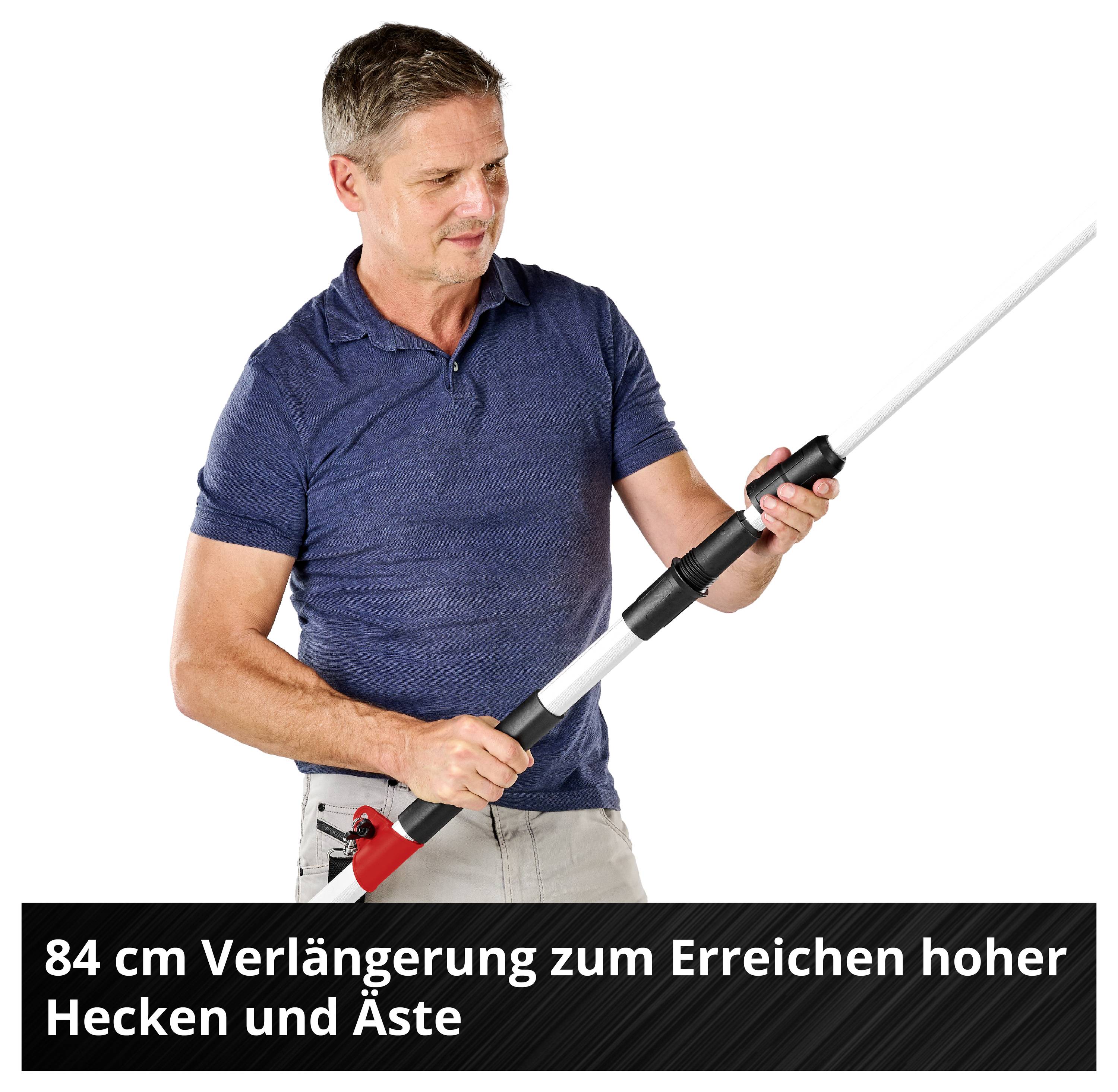 Mann hält eine 84 cm Verlängerung für das Erreichen hoher Hecken und Äste.