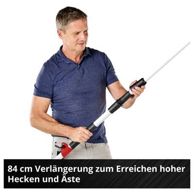 Mann hält eine 84 cm Verlängerung für das Erreichen hoher Hecken und Äste.