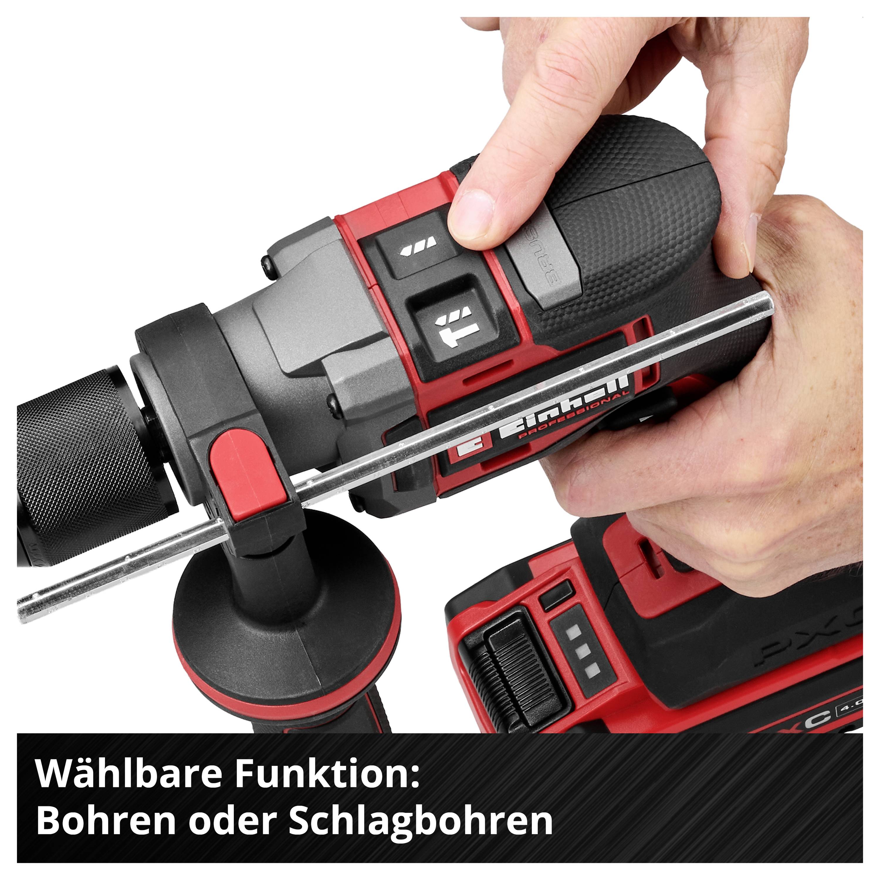 Akkuschrauber mit wählbarer Funktion: Bohren oder Schlagbohren; Hände halten das Werkzeug mit eingespanntem Bohrer.