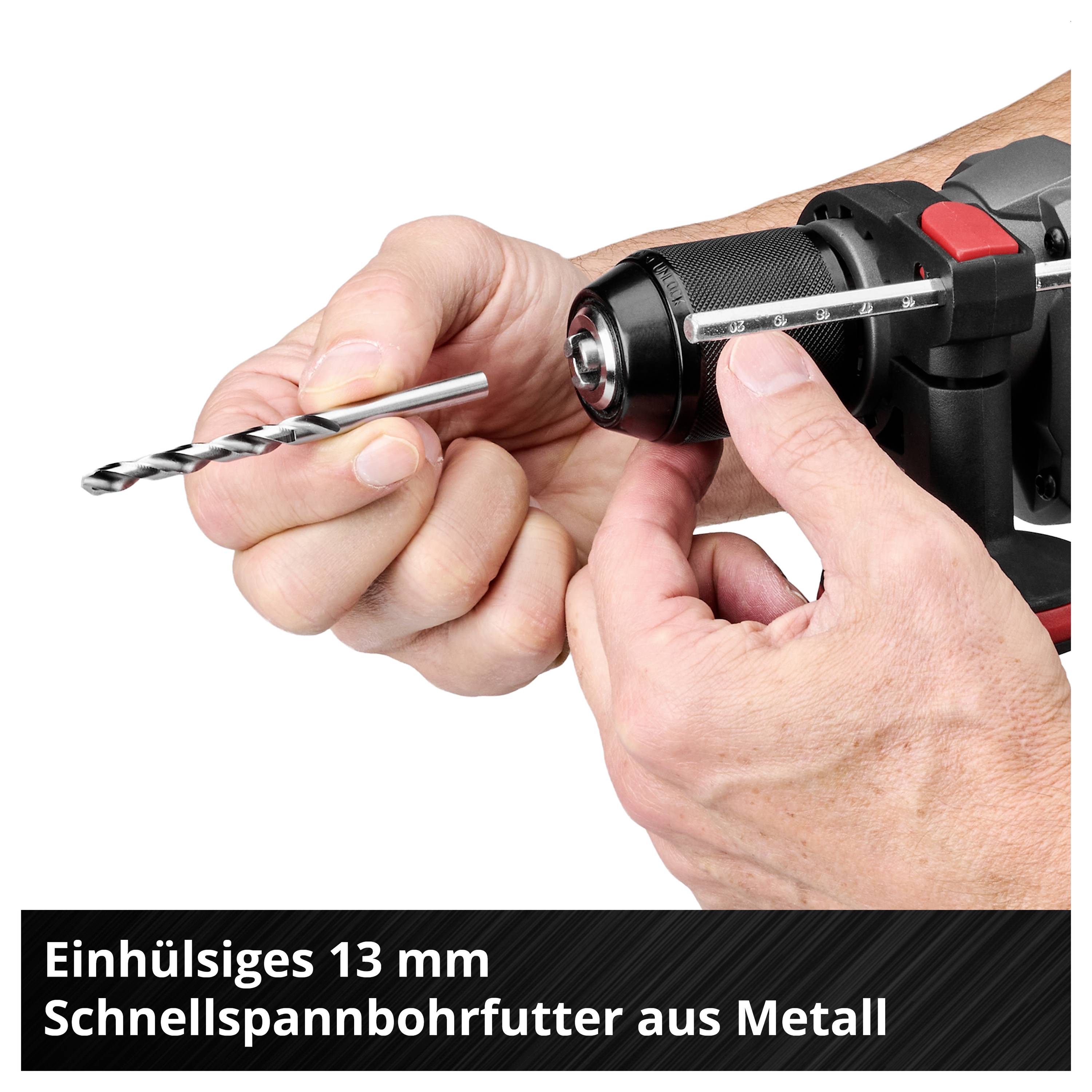 Person setzt einen Bohrer in ein metallisches 13-mm-Schnellspannbohrfutter einer Bohrmaschine ein.<br>