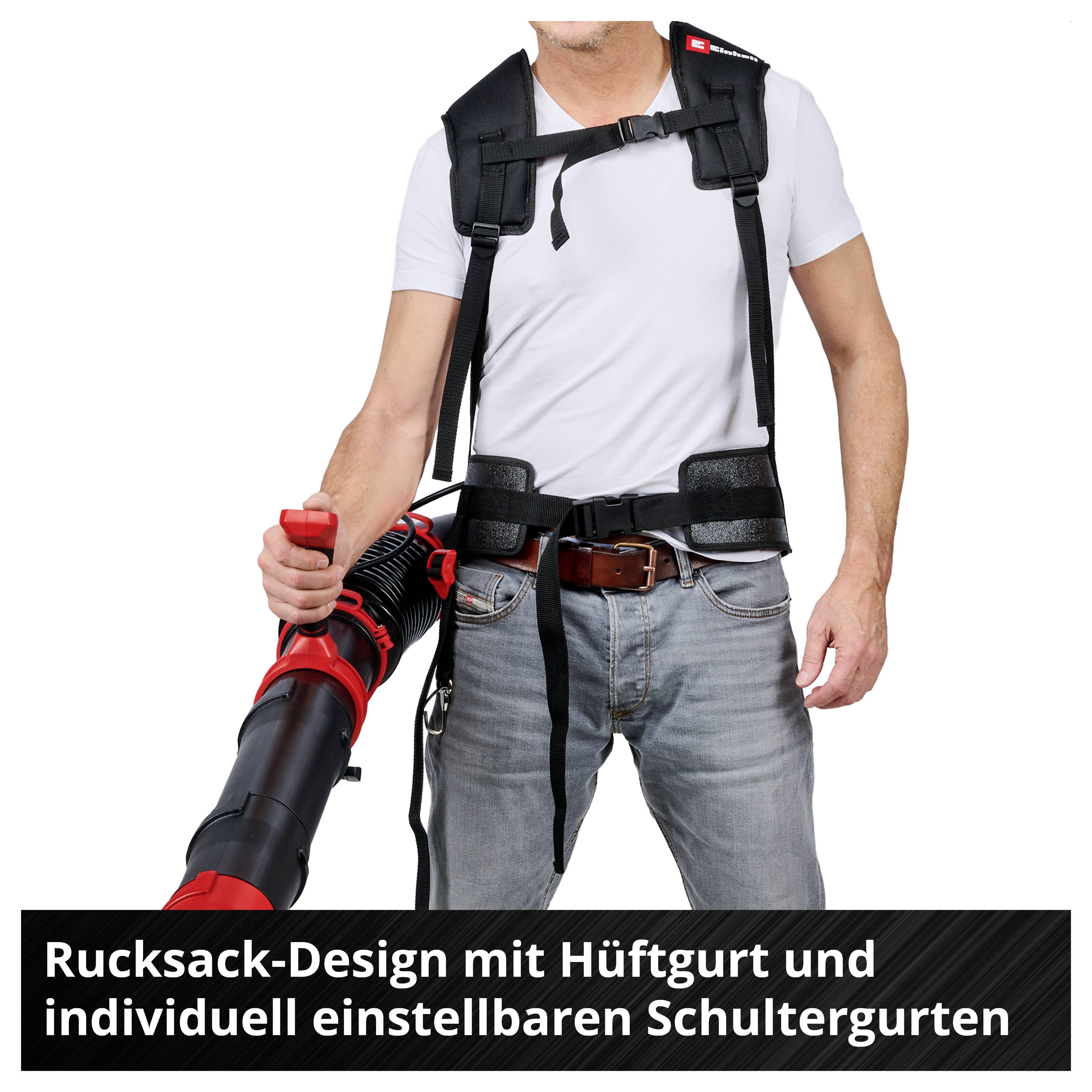 Mann mit tragbarem Laubbläser im Rucksack-Design; schwarzer Hüftgurt und verstellbare Schultergurte. Text: 'Rucksack-Design mit Hüftgurt und individuell einstellbaren Schultergurten'<br>