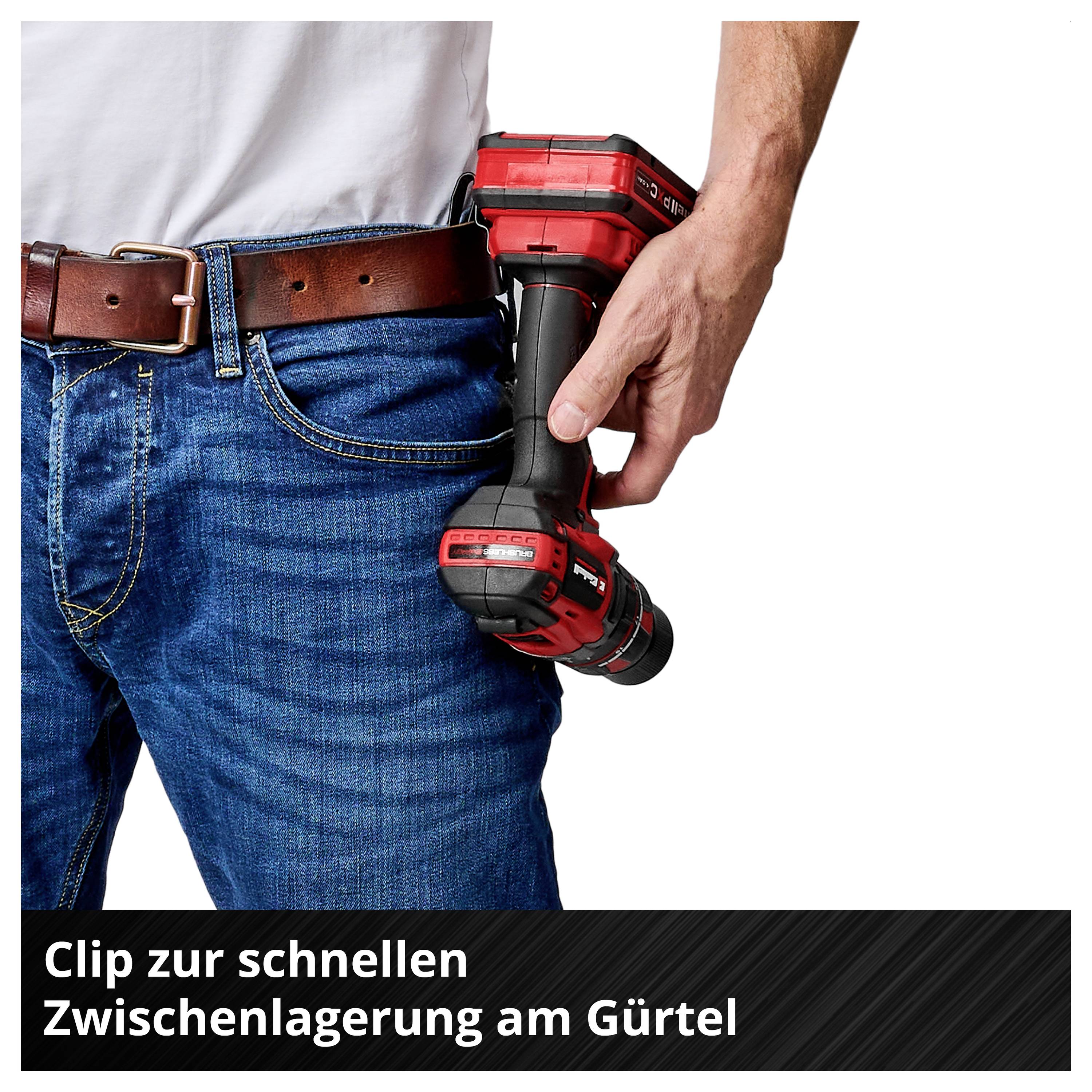 Akkuschrauber wird mit Gürtelclip am Hosenbund getragen; Bild zeigt schnelle Zwischenlagerung am Gürtel.