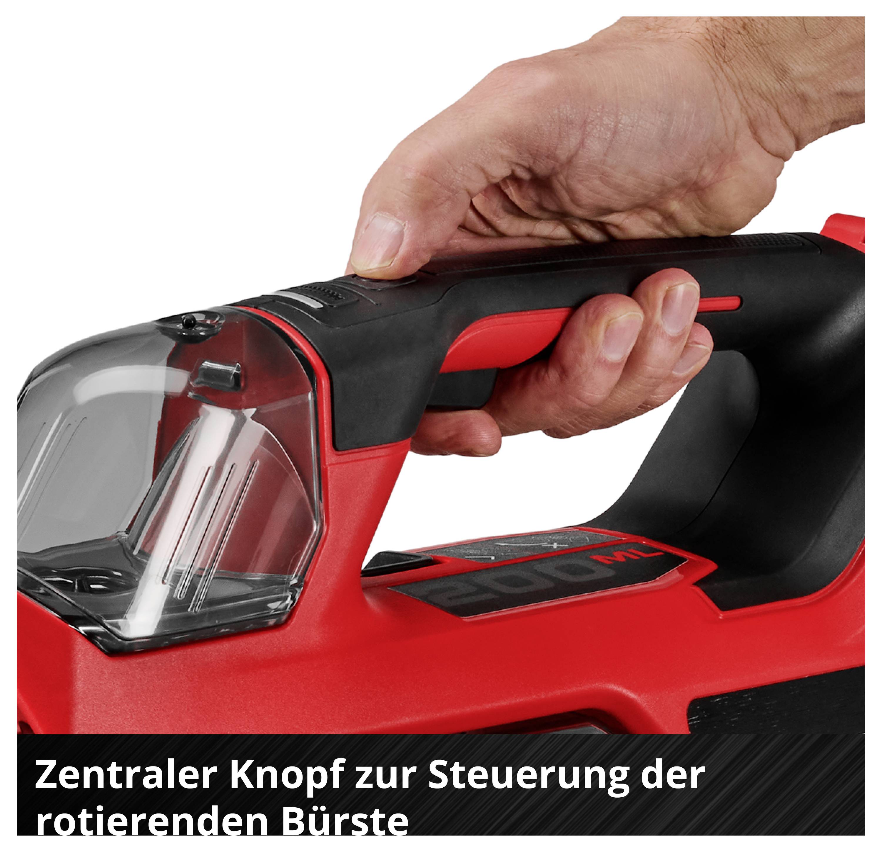 Nahaufnahme einer Hand, die einen roten und schwarzen Akku-Staubsaugergriff mit zentralem Knopf bedient; Text: 'Zentraler Knopf zur Steuerung der rotierenden Bürste'.