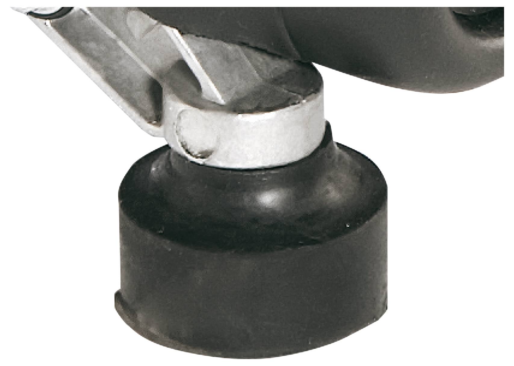 Nahaufnahme eines Metallwerkzeugs, das eine schwarze Gummikappe oder einen schwarzen Gummistopfen gegen einen weißen Hintergrund hält.