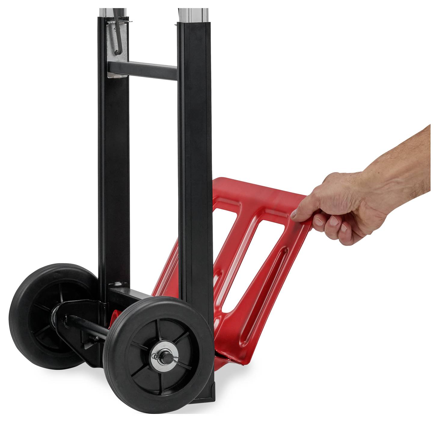 Handwagen mit schwarzem Rahmen und Rädern wird von einer Hand angehoben, die den roten Griff hält, dargestellt auf weißem Hintergrund.
